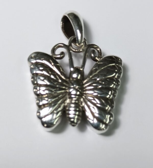 Colgante para cenizas mariposa tallada de plata
