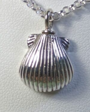Colgante de plata para cenizas con forma de concha