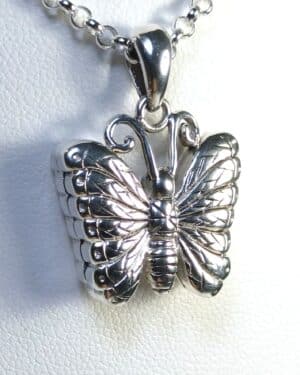 Colgante para cenizas mariposa tallada de plata