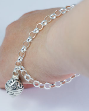 pulsera-cenizas-plata-mano