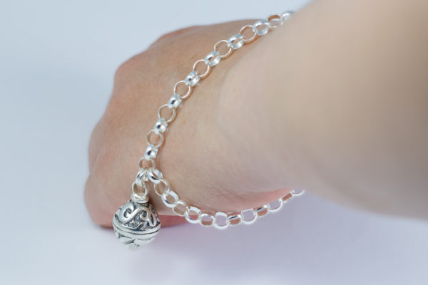 pulsera-cenizas-plata-mano